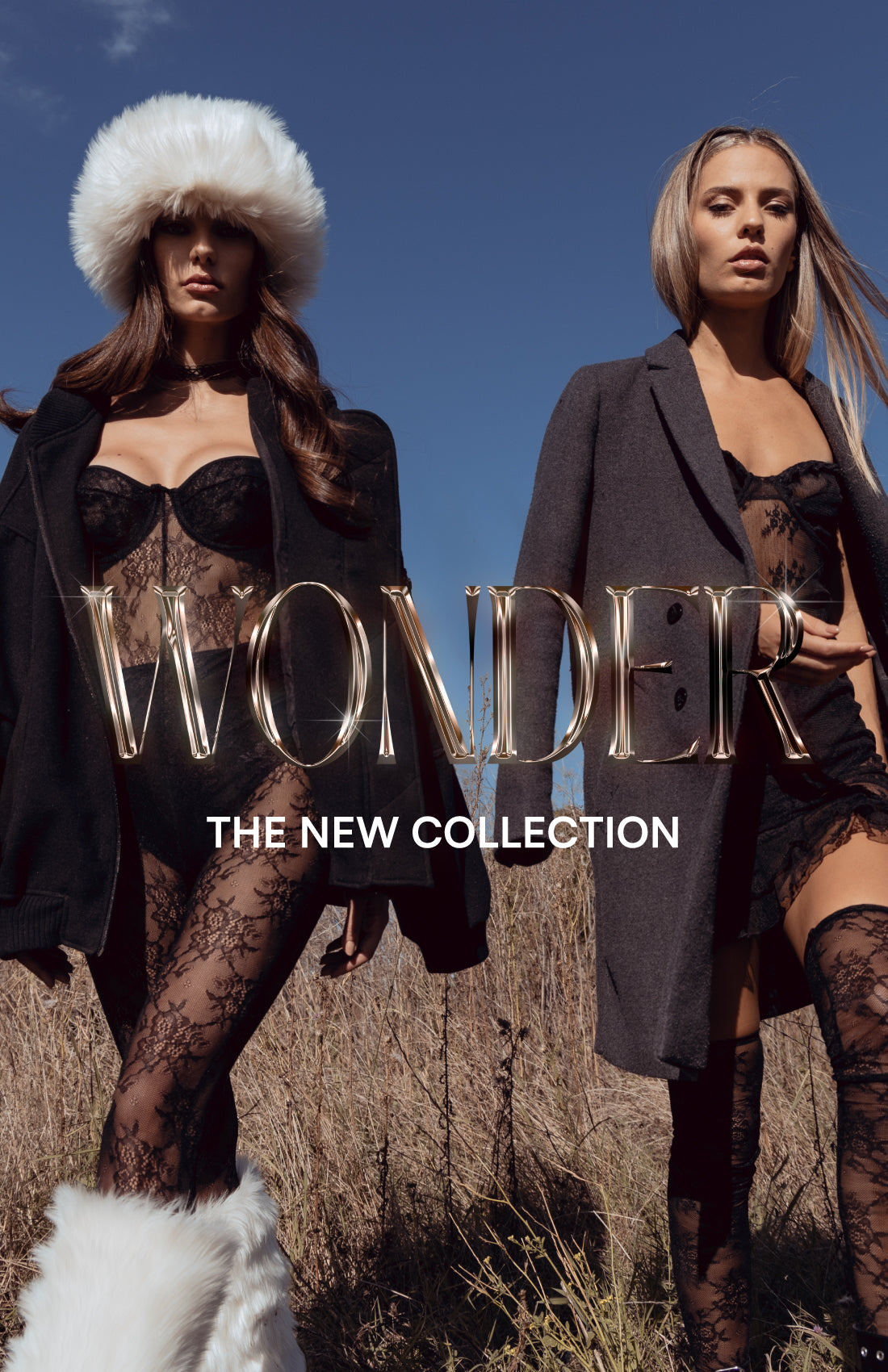 Dos modelos posan en un campo con abrigos largos y lencería negra bajo un cielo azul. El texto "WONDER" en letras doradas y "THE NEW COLLECTION" en letras blancas promocionan la nueva colección de DELAOSTIA.